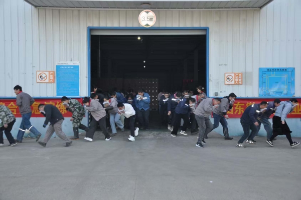 微山湖酒業(yè)公司開(kāi)展火災(zāi)逃生應(yīng)急演練